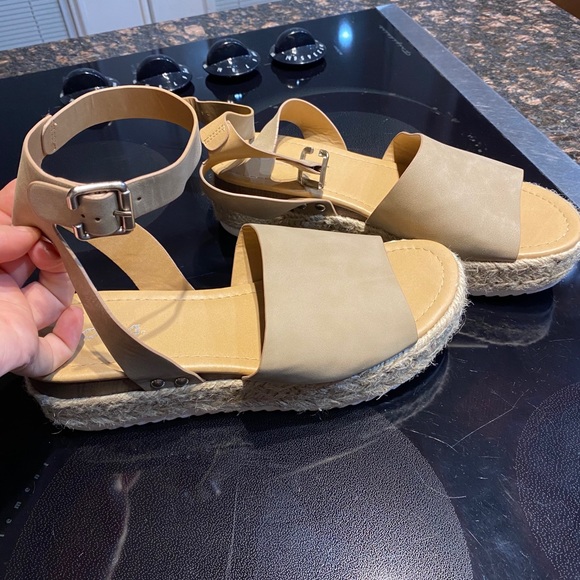 Platform sandals - Picture 2 of 3